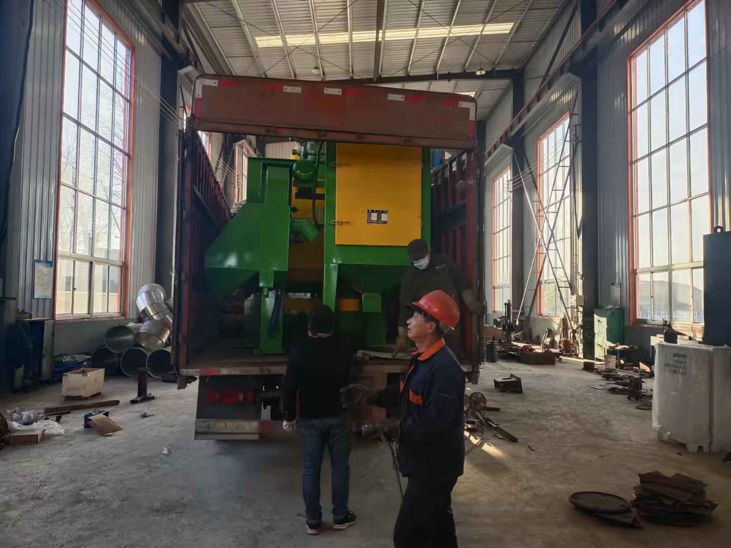 橡膠履帶拆解機_廢橡膠履帶除鐵設備視頻_Q3210橡膠履帶除銹機