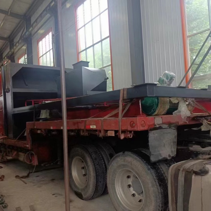 履帶式沙灘清理車_連續(xù)履帶通過打砂清理機(jī)_履帶式清淤機(jī)器人